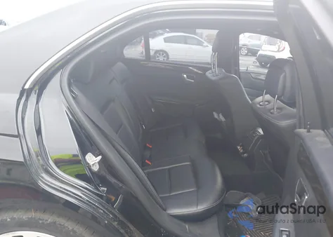 2014 Mercedes-Benz E 350 z USA, uszkodzony, nr VIN WDDHF5KB8EA777871